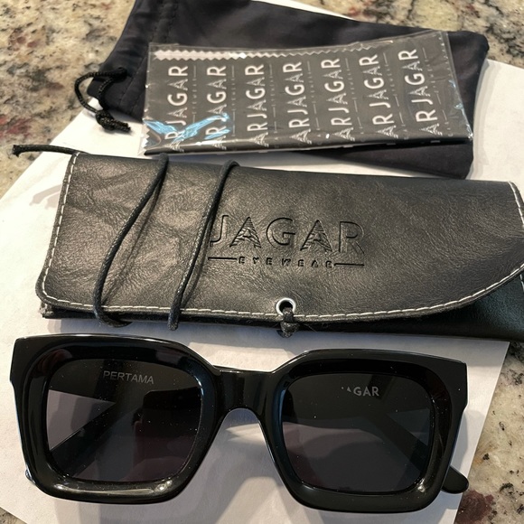 Jagar Pertama Polarized Unisex sunglasses - Picture 2 of 4
